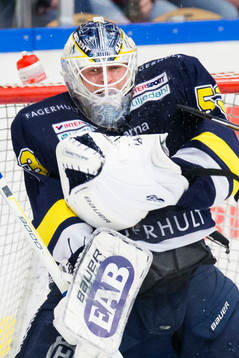 s målvakt Fredrik Pettersson-Wentzel räddar