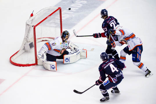 Växjös målvakt Cristopher Nihlstorp styr undan en puck