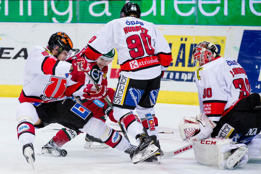 Frölundas Johan Sundström vinner puck