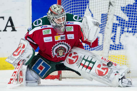 Frölundas målvakt Lars Johansson räddar ett skott