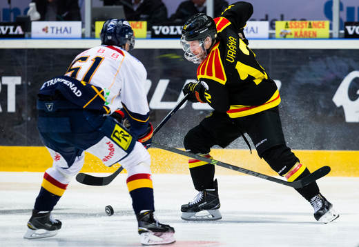 Djurgårdens Robin Alvarez försvarar sig mot Brynäs Petr