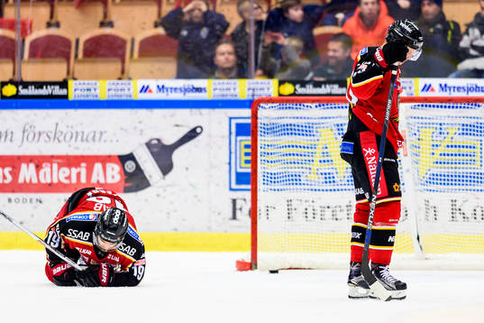 Luleås Jacob Lagacé (v) och Toni Rajala (h) deppar