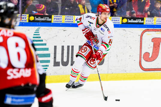 Modos Emil Pettersson med pucken