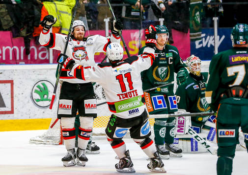Malmö Redhawks Andreas Thuresson jublar med Joey Tenute