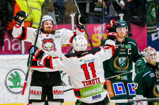 Malmö Redhawks Andreas Thuresson jublar med Joey Tenute
