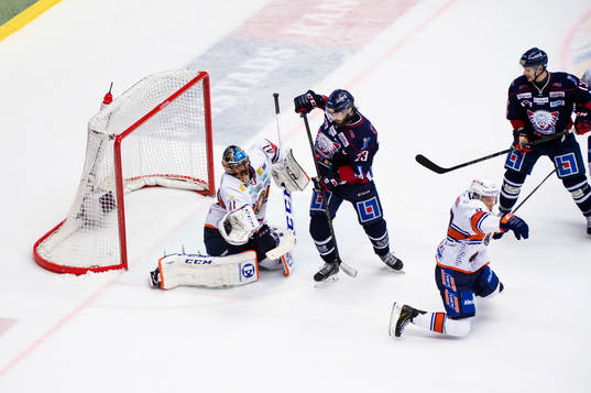 Linköpings Niklas Persson försöker få in pucken