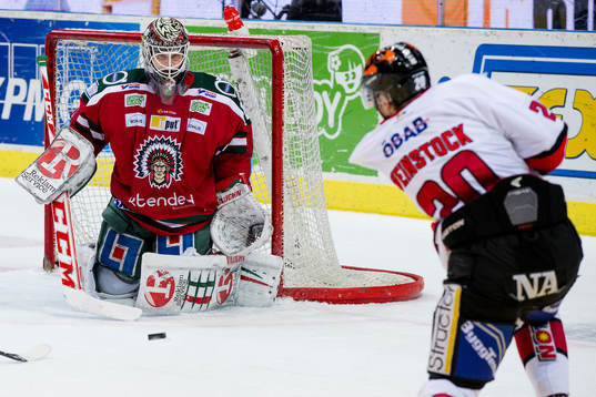 Frölundas målvakt Lars Johansson räddar ett skott från