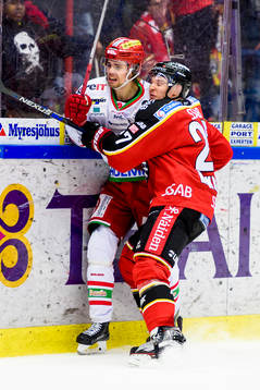 Luleås Brendan Mikkelson tacklar Modos Emil Pettersson