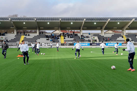 IFK Göteborgs spelare värmer upp före fotbollsmatchen i