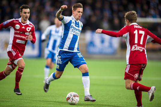 IFK Göteborgs Sören Rieks jagas utav Degerfors Simon
