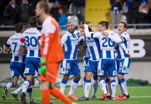 IFK Göteborgs spelare jublar med Hjörtur Hermannsson
