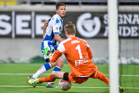 IFK Göteborgs Mads Winther Albeck provar avslut mot