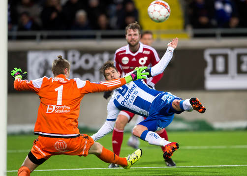 IFK Göteborgs Victor Sköld har en chans som går utanför