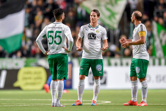 Hammarbys  Johan Persson i en diskussion  med Imad Khalili