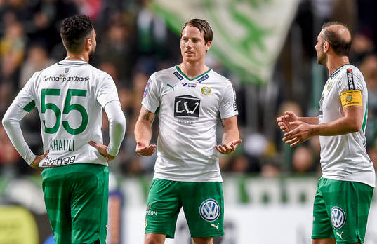 Hammarbys  Johan Persson i en diskussion  med Imad Khalili