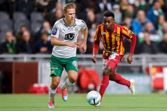 Hammarbys Erik Israelsson och Syrianskas Success Chimakpa