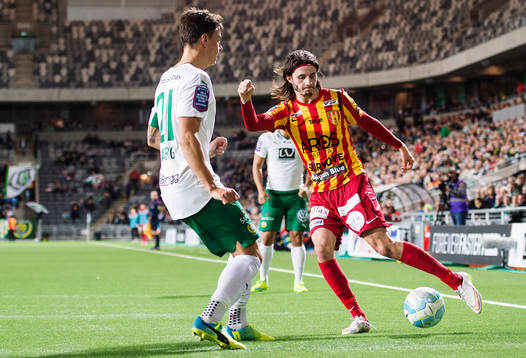 Syrianskas Stefan Ilic försöker ta sig förbi Hammarbys
