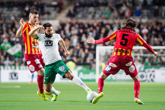 Hammarbys Stefan Batan försöker ta sig förbi Syrianskas