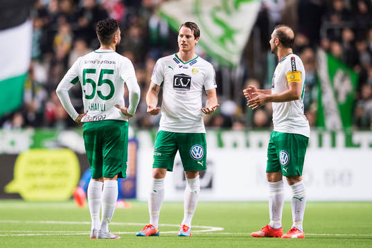 Hammarbys Johan Persson pratar med Imad Khalili och Kennedy