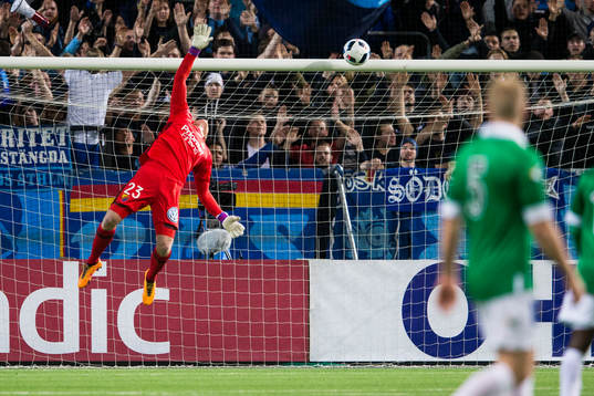 Djurgårdens målvakt Hampus Nilsson ser hur bollen tar i