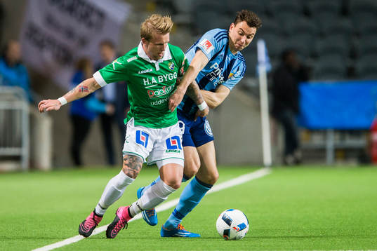 Ljungskiles Tim Nilsen i kamp om bollen med Djurgårdens