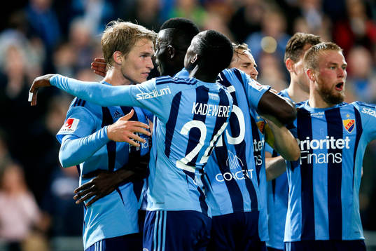 Djurgårdens Sebastian Andersson kramas om av sina