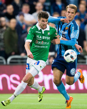 Ljungskiles Mattias Pedersén i kamp om bollen med