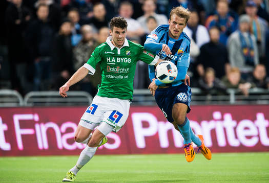 Ljungskiles Mattias Pedersén i kamp om bollen med