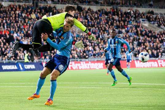 Ljungskiles målvakt August Strömberg motar bort bollen