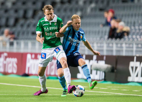 Ljungskiles Jakob Olsson i kamp om bollen med Djurgårdens
