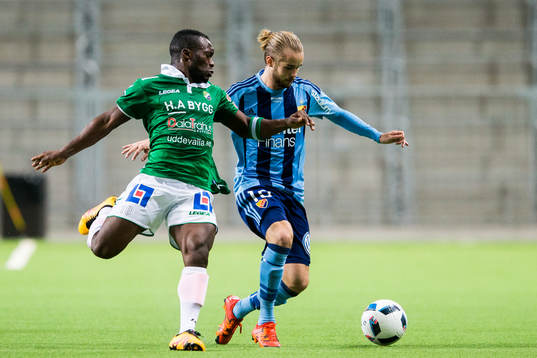 Ljungskiles Ahmed Suleiman i kamp om bollen med