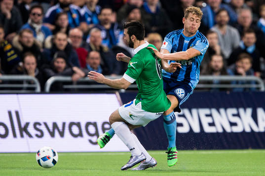 Ljungskiles Allan Mohideen tar bollen av Djurgårdens
