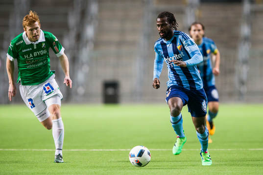 Djurgårdens Amadou Jawo med bollen