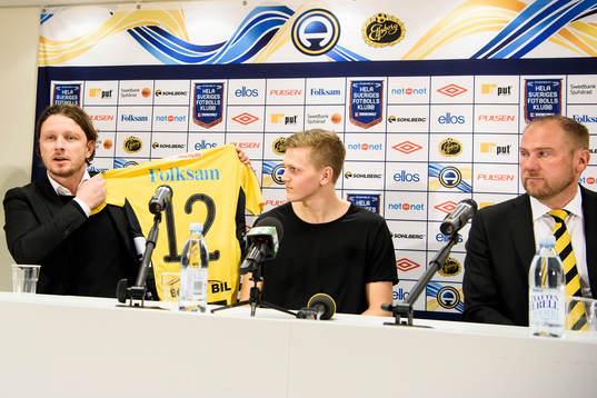 Elfsborgs klubbchef Stefan Andreasson håller upp tröja 12