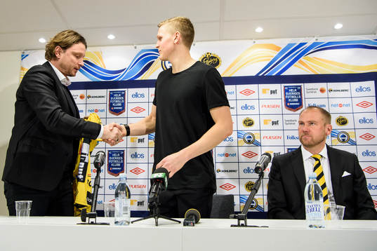 Elfsborgs klubbchef Stefan Andreasson skakar hand med