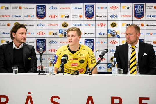 Elfsborgs nyförvärv Joakim Nilsson (mitten) med klubbchef