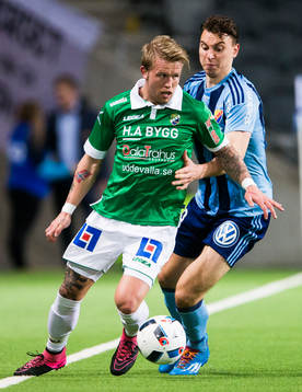 Ljungskiles Tim Nilsen i kamp om bollen med Djurgårdens