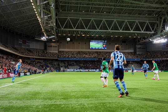 Djurgårdens Stefan Karlsson med ett inkast på Tele2 Arena