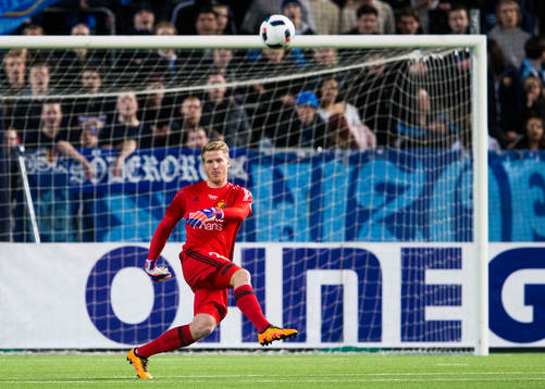 Djurgårdens målvakt Hampus Nilsson med en utspark