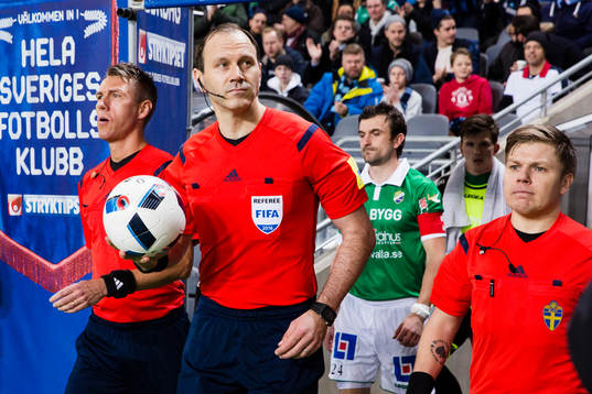 Linjedomare Mathias Klasenius , domare Jonas Eriksson och