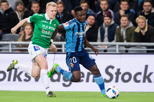 Ljungskiles Petter Björlund jagar Djurgårdens Sam Johnson