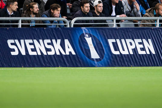 En skylt med Svenska Cupens logotyp