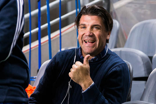 Djurgårdens sportchef Bo Andersson gör tummen upp innan