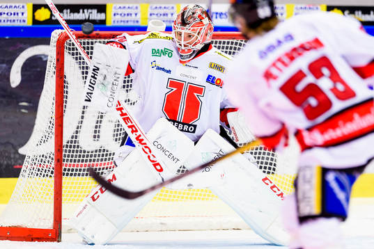 Örebros målvakt Henrik Lundberg på uppvärmningen