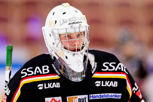 Luleås målvakt Filip Gustafsson på uppvärmningen