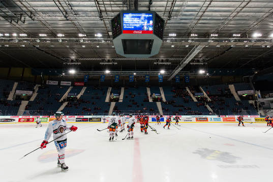 Frölundas och Djurgårdens spelare värmer upp innan