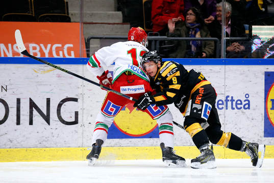 Modos Bill Thomas tacklas av Skellefteås Patrik Zackrisson