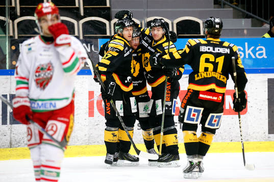 Skellefteås John Norman jublar med Sebastian Olsson och