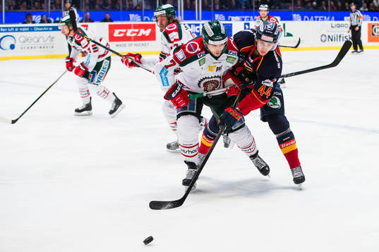 Frölundas Henrik Tömmernes i kamp om pucken med