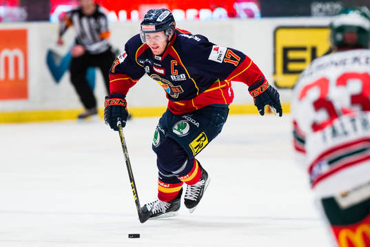 Djurgårdens Henrik Eriksson med pucken